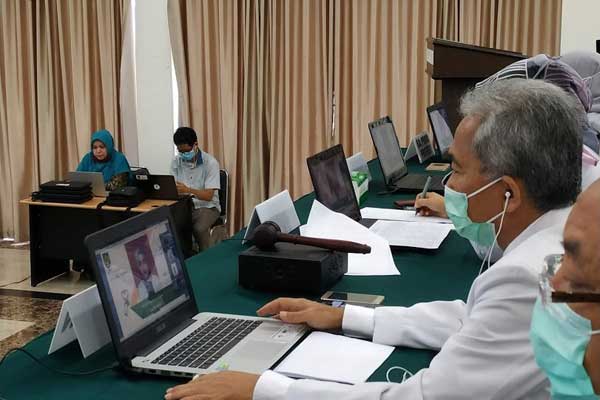 YUDISIUM: Suasana yudisium dan pengambilan sumpah terhadap 181 sarjana kedokteran via online di Aula FK UISU Jalan STM, Medan, Senin (18/5).