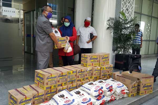 BAGI SEMBAKO: Wakil Ketua Fraksi PDIP DPRD Sumut, Rudy Hermanto bagi paket sembako kepada wartawan yang bertugas di DPRD Sumut. PRAN HASIBUAN/SUMUT POS