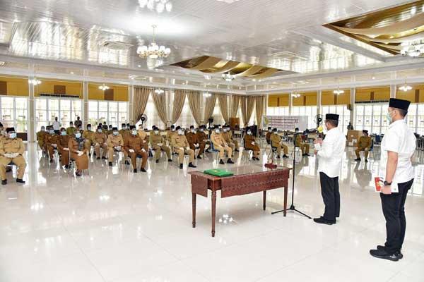 BERI ARAHAN: Gubernur Sumut Edy Rahmayadi beri arahan usai melantik 46 pejabat eselon III di lingkungan Pemprov Sumut di Pendopo Rumah Dinas Gubsu Jalan Sudirman Medan, Jumat (29/5).