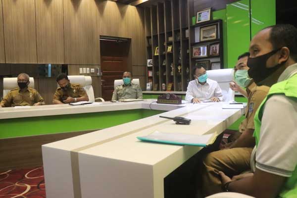 VIDCON: Wali Kota Binja, HM Idaham bersama jajaran saat mengikuti rapat melalui video conference dengan Gubsu Edy Rahmayadi di ruangan Binjai Command Center, Senin (4/5). tedi/ SUMUT POS