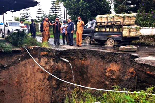 TINJAU: Bupati Karo Terkelin Brahmana meninjau jalan amblas di Desa Basam, Kecamatan Barus Jahe, Tanah Karo.