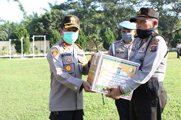 SIMBOLIS: Kapolres Sergai, AKBP Robin Simatupang memberikan secara simbolis paket lebaran Idul Fitri 1441 Hijriah kepada personel di jajaran Polres Sergai, Jumat (15/5). surya/ SUMUT POS