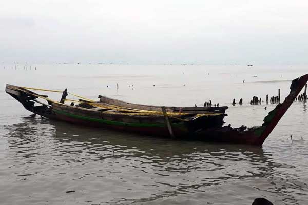 DIBAKAR: Kondisi kapal nelayan yang dibakar warga karena menggunakan mesin Dong Peng untuk mencari kerang di laut.