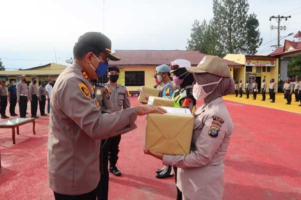 SERAHKAN: Kapolres Dairi, AKBP Leonardo Simatupang menyerahkan paket lebaran kepada personel dan ASN di jajaran Polres Dairi.
