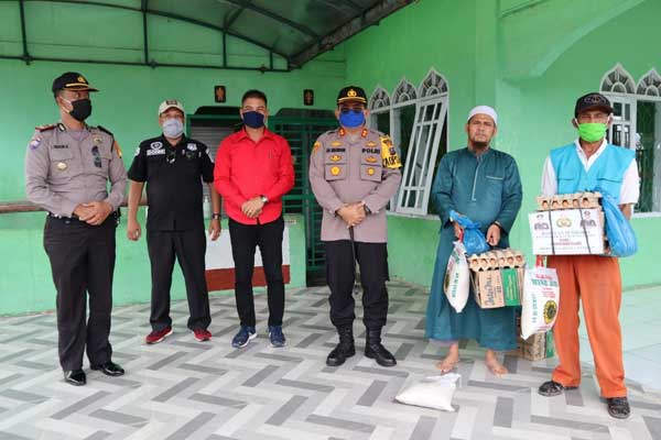 BERFOTO: Kapolres Dairi AKBP Leonardo Simatupang SIK (3 kanan) didampingi Kasubbag Humas Iptu Donny Saleh danpjajaran pejabat utama Polres berfoto bersama pengurus mesjid usai membagikan sembako. RUDY SITANGGANG/SUMUT POS