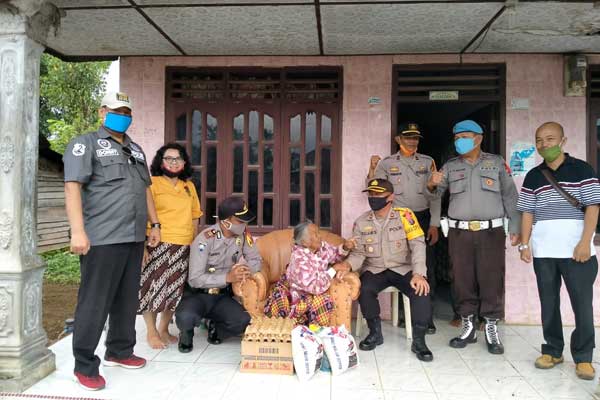 SEMBAKO: Wakapolres Dairi Kompol David Silalahi didampingi Kasat Binmas AKP S Simanjuntak serta Kasubbag Humas Iptu Donny Saleh menyerahkan bantuan sembako dari Kapolres AKBP Leonardo Simatupang kepada nenek Nelly boru Simanullang (98) warga Desa Hutaimbaru kecamatan Siempat Nempu.