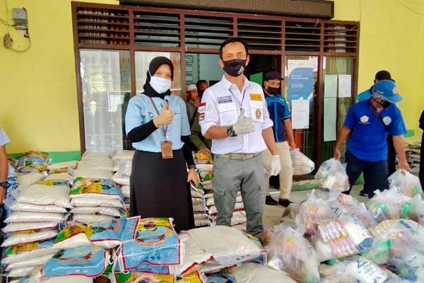 SEMBAKO: Ketua Karang Taruna Sumut, Dedi Dermawan Milaya berpose sebelum menyerahkan bantuan paket sembako kepada warga. yang terdampak Covid-19, bekerjasama dengan PT Pertamina MOR I Sumut dan BPBD Sumut, di Kantor Lurah Pekan Labuhan, Kamis pekan lalu.