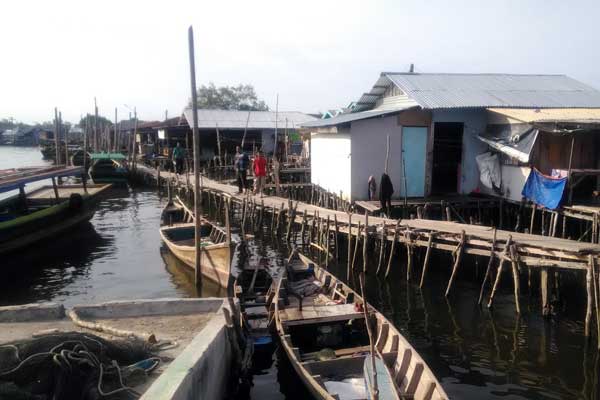 RUMAH NELAYAN: Kondisi rumah para nelayan di Belawan. Kondisi ekonomi nelayan di Belawan saat ini sangat miris akibat dampak Covid-19.
