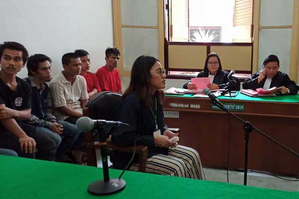 SIDANG: Rika Rosario Nainggolanterdakwa kasus penganiyaan saat mengikuti persidangan beberapa waktu lalu. agusman/sumut pos