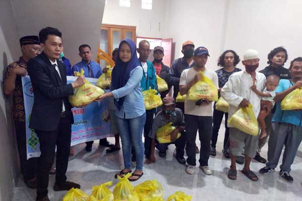 SEMBAKO: LBH Garda Deli dan Owner Delimart membagikan paket sembako kepada masyarakat.