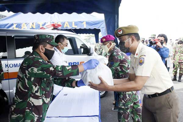 BANTUAN: Lantamal I saat terima bantuan dari BRIntamal I, didampingi pejabat utama dan prajurit. fachril/sumut pos