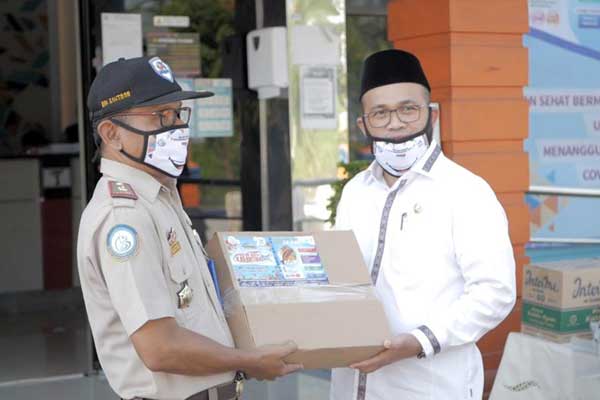 SIMBOLIS: Kepala Stasiun KIPM Medan II menyerahkan secara simbolis paket ikan kepada anggota DPD RI Provinsi Sumut, Dedi Iskandar Batubara. ila/sumu tpos