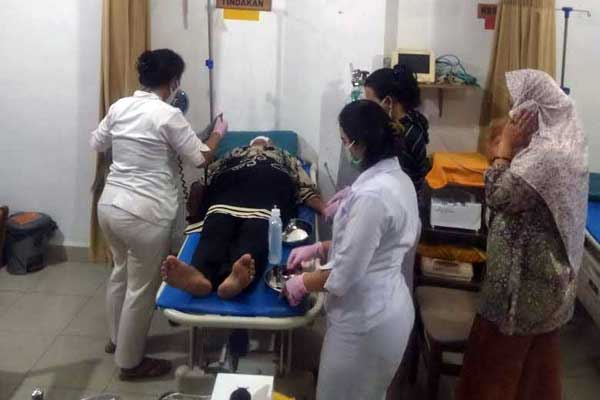 DIRAWAT:Tenaga medis merawat Kesuma boru Siregar yang menjadi korban perampokan.