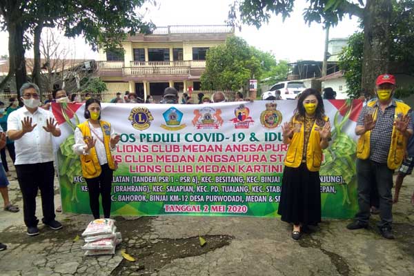 BAKSOS: Presiden LCM Angsapura, Teo Mei Tin (dua dari kanan) dan pengurus lainnya didampingi Anggota DPRD Sumut, Sugianto Makmur diabadikan bersama sebelum penyerahan beras di Kecamatan Binjai Selatan, Sabtu (2/5). PRAN HASIBUAN/SUMUT POS 