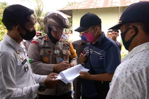 PENGECEKAN: Kapolres Langkat, AKBP Edi S Sinulingga melakukan pengecekan warga kurang mampu di Kecamatan Stabat. ILYAS EFFENDY/ SUMUT POS
