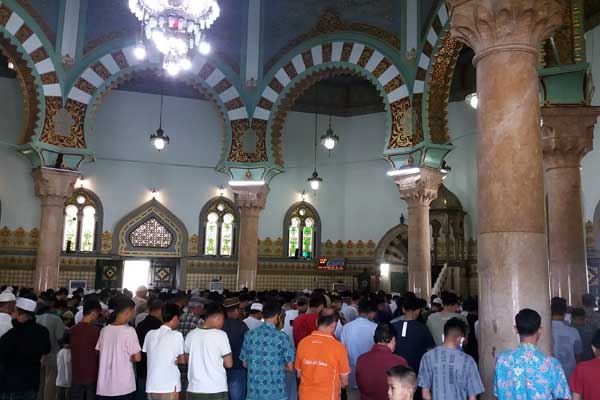 RAMAI: Salat Jumat di Masjid Raya Al Mashun, Jalan Sisingamangaraja Medan, tetap ramai jamaah yang mengikuti ibadah Salat Jumat, Jumat (15/5). dewi/sumut pos