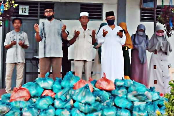 DIABADIKAN: Kepala SMANSABA dan Komite sekolah dan guru diabadikan bersama di sela-sela penyaluran sembako kepada orangtua siswa tak mampu.  ILYAS EFFENDY/ SUMUT POS