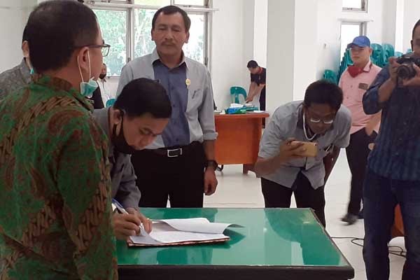 TATIB: Ketua DPRD Nias, Alinuru Laoli disaksikan wakil ketua DPRD Nias selaku pimpinan rapat, dan Sekretaris DPRD Nias, Tonazaro Halawa, menandatangani pengesahan Tatib DPRD Kabupaten Nias, periode 2019-2024, di ruang sidang paripurna, Gedung DPRD Kabupaten Nias, Jumat (15/5). Aditia Laoli/sumut pos