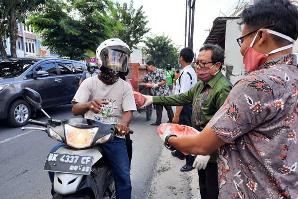 Bersama IWO, Gelar Aksi Pembagian Masker dan Makanan Berbuka Puasa