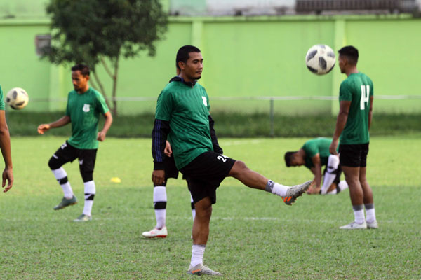 LATIHAN: Kapten PSMS Medan Legimin Raharjo bersama pemain lain saat berlatih di Stadion Mini Kebun Bunga Medan, beberapa waktu lalu. Triadi Wibowo/Sumut Pos