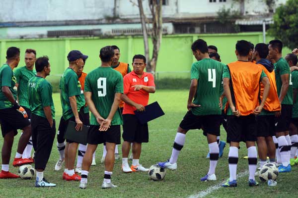 ARAHAN: Para penggawa PSMS Medan mendengarkan arahan dari Pelatih Philip Hansen pada sesi latihan di Stadion Mini Kebun Bunga Medan, beberapa waktu lalu. TRIADI WIBOWO/SUMUT POS