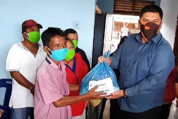 BANTUAN: Direktur PT PPSU, Amir Makmur Nasution ST saat memberikan bantuan sembako kepada warga Desa Simanindo,Tigaras, Minggu (17/5).