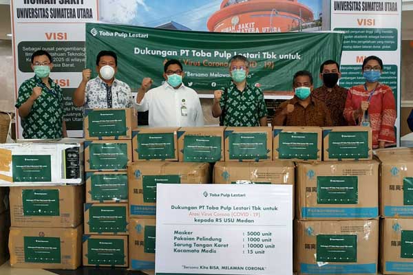 BANTUAN : Jajaran Direksi dan Manajemen PT. TPL menyerahkan Alat Pelindung Diri (APD) kepada RS USU.