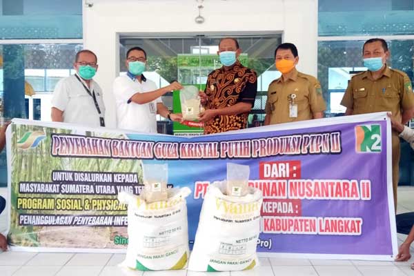 TERIMA: Wakil Bupati Langkat H Syah Afandin saat menerima bantuan gula pasir sebanyak 2 ton secara simbolis dari PTPN 2 Tanjungmorawa di Kantor Bupati Langkat, Senin (18/5). ILYAS EFFENDY/SUMUT POS