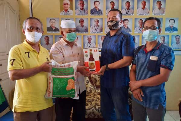 SERAHKAN: Ketua PWI Langkat, Hery Putra Ginting didampingi pengurus menyerahkan paket sembako dan bingkisan kepada perwakilan anggota PWI Langkat. ILYAS EFFENDY/ SUMUT POS