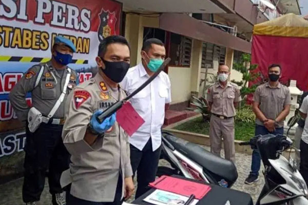 PERLIHATKAN: Waka Polrestabes Medan, AKBP Irsan Sinuhaji memperlihatkan parang panjang yang dipakai pelaku begal yang tewas ditembak polisi.