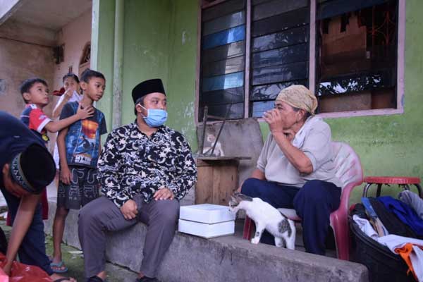 BINCANG: Anggota DPRD Medan Fraksi PKS Syaiful Ramadhan berbincang dengan warga saat reses, Kamis (30/4).