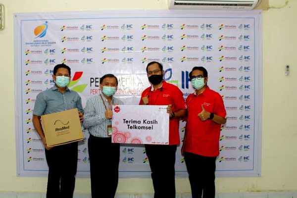 Manager Branch Dumai Telkomsel Hasanul Haq (dua kanan) bersama Manager Network Service Dumai Telkomsel I Putu Eka Udayana Rudita (kanan) secara simbolis menyerahkan bantuan ventilator kepada Pihak Rumah Sakit Pertamina Dumai.