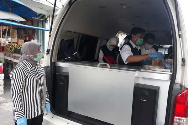 PERIKSA: Kepala Dinas Ketahanan Pangan Kota Medan, Ir Emilia Lubis ikut memeriksa jajanan berbuka puasa di kawasan Jalan Brigjen Katamso.
