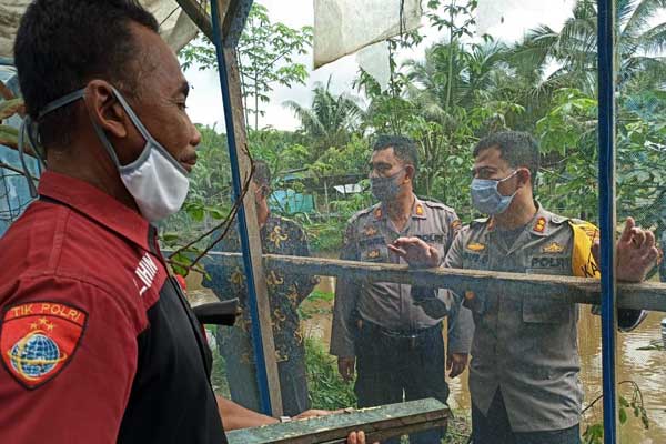 BUDIDAYA LALAT: Kapolres Labuhanbatu AKBP Agus Djarot meninjau lokasi budidaya lalat BSF, Kamis (28/5).