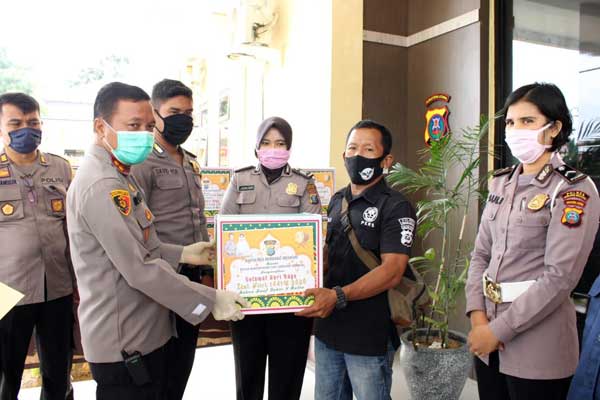 BERIKAN: Kapolres Sergai, AKBP Robin Simatupang memberikan paket lebaran kepada wartawan unit Polres Sergai, Sabtu (16/5). surya/sumut pos