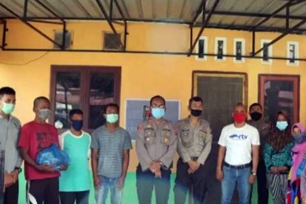 TERIMA: Komunitas Ikatan Tunarungu Kota Tebingtinggi menerima paket bantuan sembako dari Kapolsek Rambutan AKP Suhartono. SOPIAN/SUMUT POS