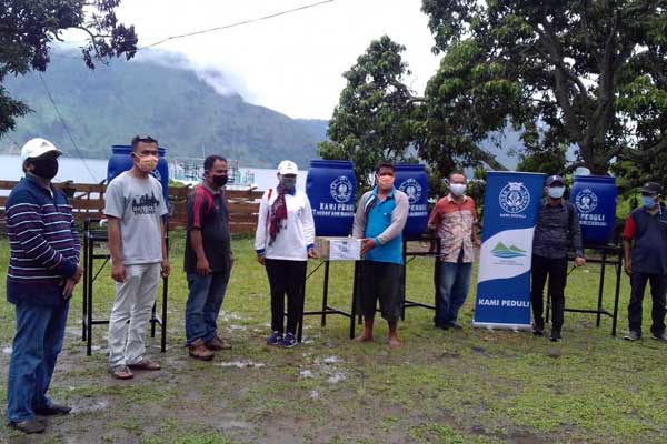 SERAHKAN: Senior Comunity Manager RSI Dian Octavia, menyerahkan bantuan kepada sejumlah Kepala Desa di Desa Pardomuan Kecamatan Simanindo, Kabupaten Samosir, Sabtu (17/5).