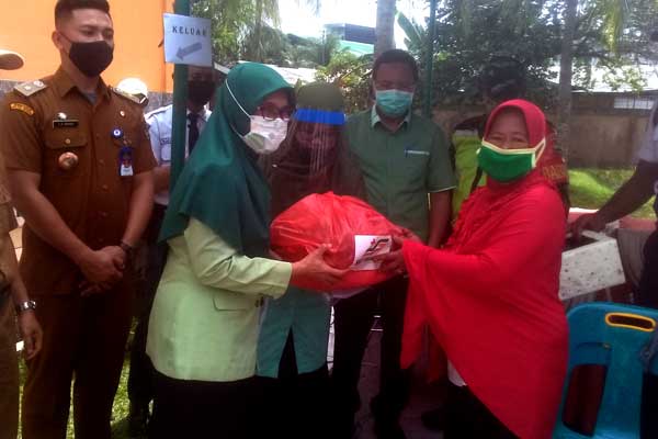 SIMBOLIS: Direktur RSU Sri Pamela Medika Nusantara, dr Nina Zuliani MARS secara simbolis memberikan paket sembako kepada warga terdampak Covid-19. sopian/sumut pos