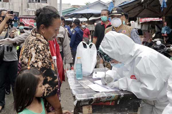 RAPID TEST: Wali Kota Binjai HM Idaham menyaksikan proses rapid test di Pajak Pagi Kebun Lada, Minggu (17/5).