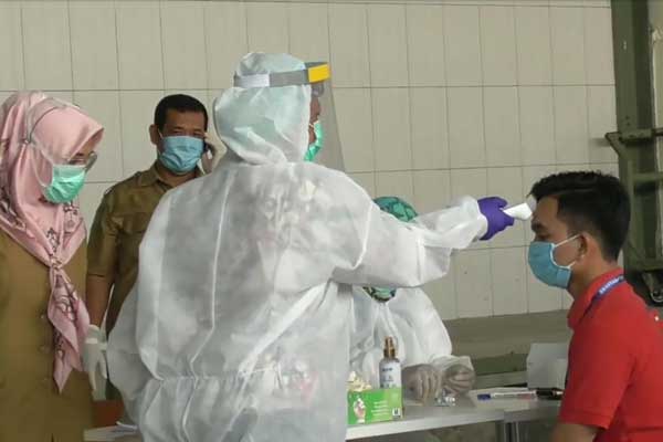 RAPID TEST: Tim medis memeriksa suhu tubuh seorang karyawan Brastagi Supermarket Jalan Gatot Subroto saat menjalani rapid test, Selasa (19/5). Sebanyak 108 karyawan Brastagi Supermarket, menjalani rapid test atau tes cepat setelah ditemukannya seorang kasir di pusat perbelanjaan itu positif Covid-19.