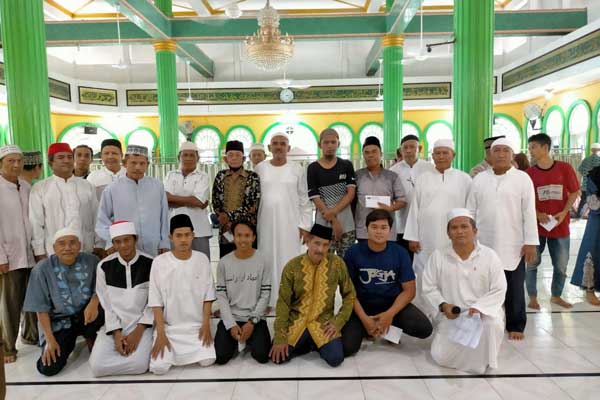 FOTO BERSAMA: Pengurus BKM Ubudiyah Pangkalan Berandan foto bersama para penerima tali asih. ILYAS EFFENDY/ SUMUT POS