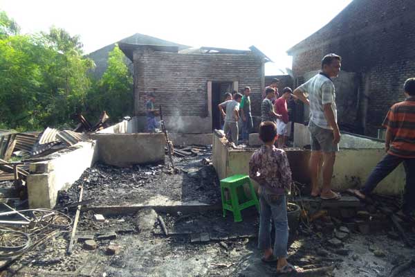 SISA: Warga menyaksikan sisa rumah yang terbakar di Jalan Pancing, Kelurahan Besar, Medan Labuhan, Rabu (13/5). fachril/Sumut Pos
