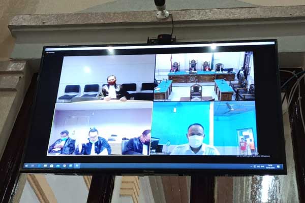 SIDANG: Sidang online dengan agenda tuntutan jaksa terhadap mantan Kasubag Protokoler Medan, Samsul Fitri (layar monitor), di Pengadilan Tipikor Medan, Senin (4/5).