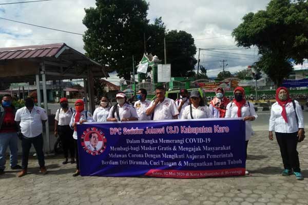 SOSIALISASI: DPC sedulur Jokowi 9Kabupaten Karo di sela-sela sosialisasi pencegahan Covid-19. solideo/SUMUT POS