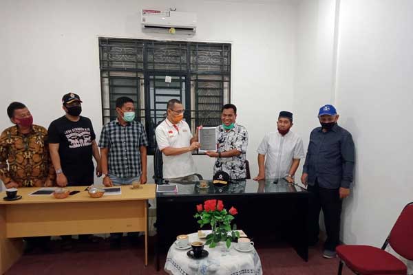 TERIMA PUTUSAN : Ketua  Umum DPP Aceh Sepakat Sumatera Utara, H M Husni Mustafa SE didampingi Sektetaris Umum H T Bahrumsyah SH saat menerima salinan putusan MA dari kuasa hukumnya, Sopian Adamy SH. tedi.sumut pos