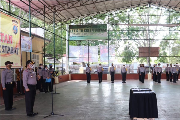 PAKAIKAN MASKER: Kapolres Langkat AKBP Edi Suranta Sinulingga, saat memimpin upacara serah terima jabatan Kapolsek Stabat dan Kasat Reserse Narkoba di lapangan Bharadaksa Mapolres Langkat,  Jumat (8/5).