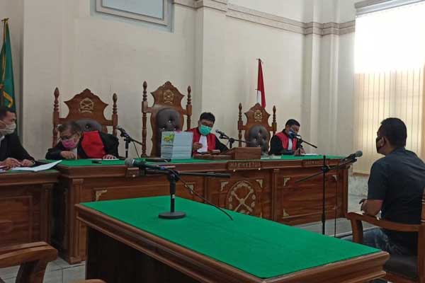 KETERANGAN: Saksi Chandra Lubis, memberikan keterangan dalam kasus dugaan suap Wali Kota Medan, di Pengadilan Tipikor Medan, Senin (4/5). Agusman/Sumut Pos