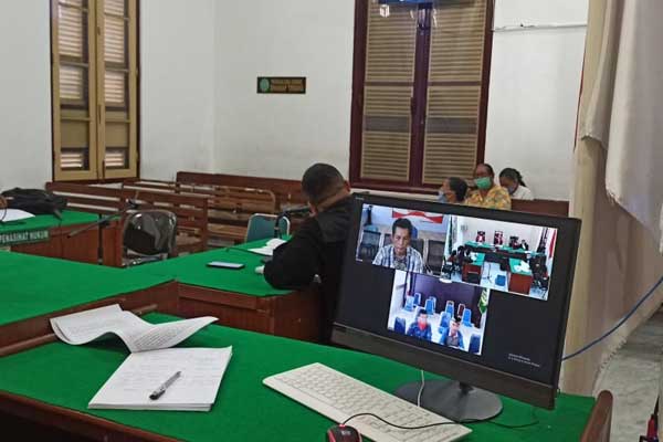 SIDANG: Party Pesta mengikuti sidang digelar virtual di ruang Cakra 8 Pengadilan Tipikor Medan, Senin (18/5)