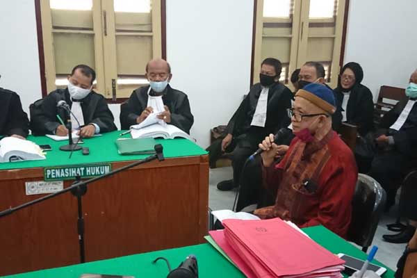KETERANGAN: Prof Dr Aznan Lelo, saksi ahli memberikan keterangan terkait kasus pembunuhan hakim Jamaluddin, Rabu (13/5).