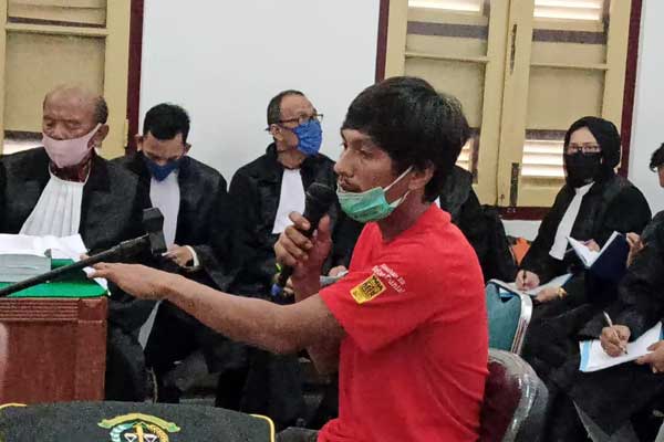 SIDANG: Liber Junianto Hutasoit, mantan sopir terdakwa Zuraida Hanum memberikan keterangan terkait pembunuhan hakim Jamaluddin, Rabu (6/5). agusman/sumut pos